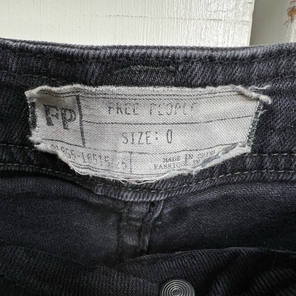 Free People Women's Mid-Rise Relaxed Mountaineer Jeans Faded Black Size 0 - Picture 7 of 12